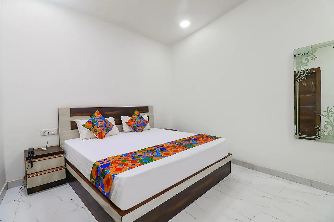 Hotel Chahat Palace آغْرا