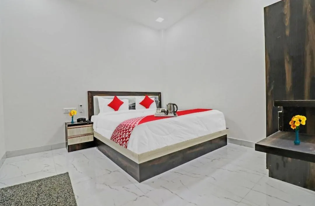 Hotel Chahat Palace آغْرا